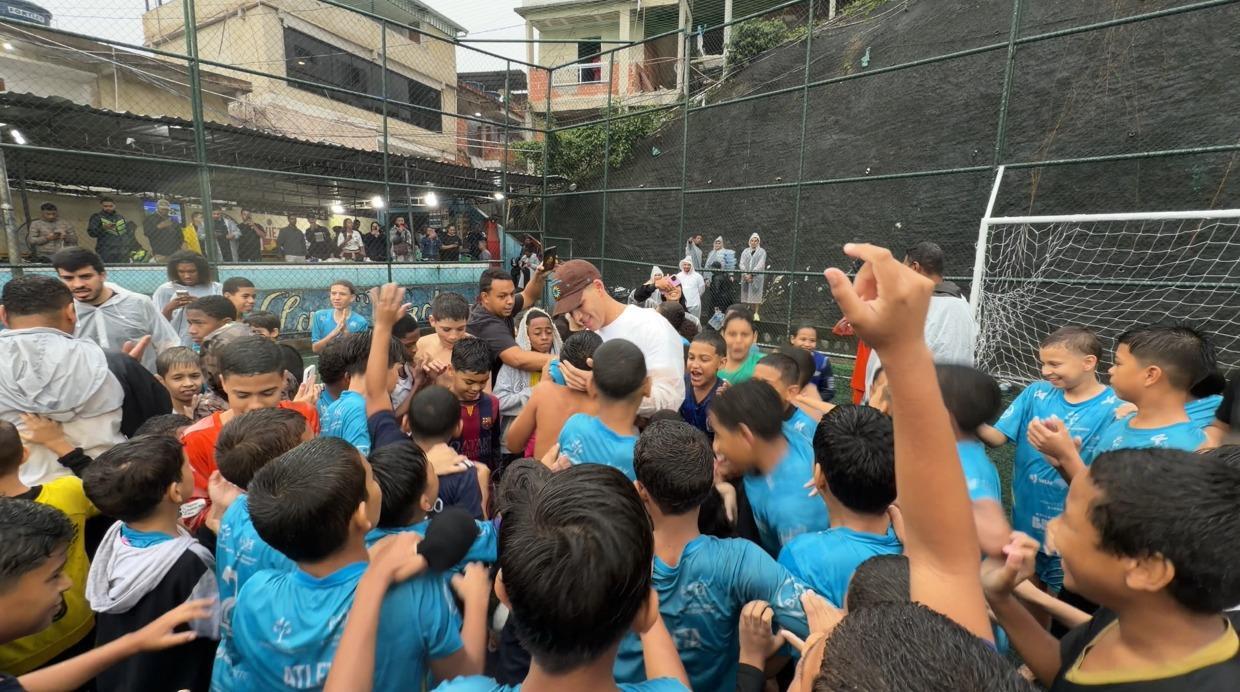 Zé Vaqueiro participa de ações sociais na Rocinha antes de show em Belém.